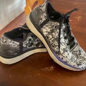 Womens size 7 Under Armour sneakers